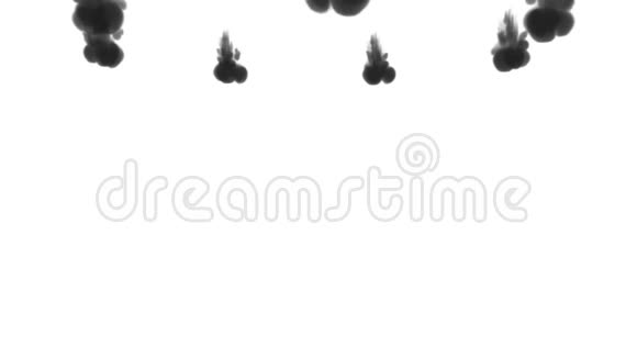 黑色墨水在白色背景上注入水三维动画与卢马哑光作为阿尔法通道在缓慢运动使用墨水视频的预览图