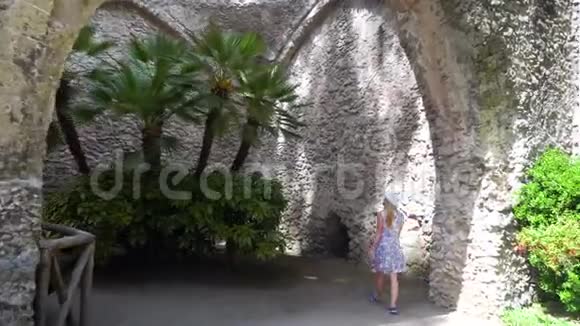 年轻的金发女子在意大利的拉维洛散步视频的预览图