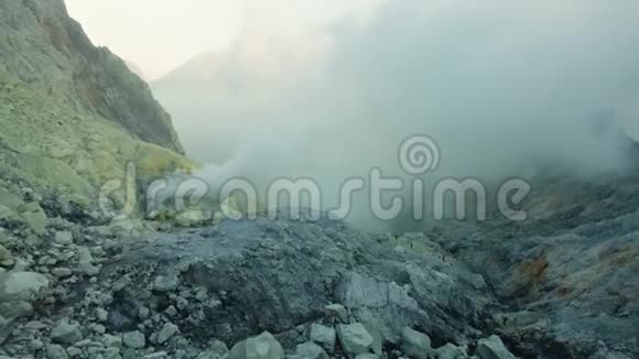 KawahIjen火山口那里开采硫磺视频的预览图