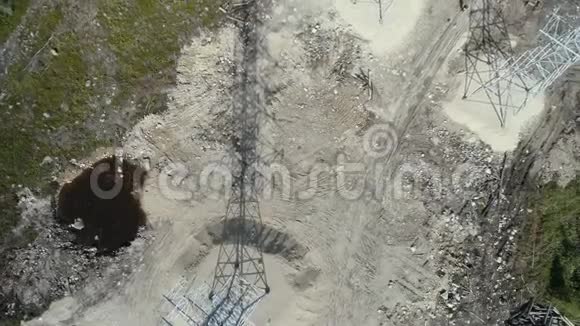 电力塔架鸟瞰图视频的预览图