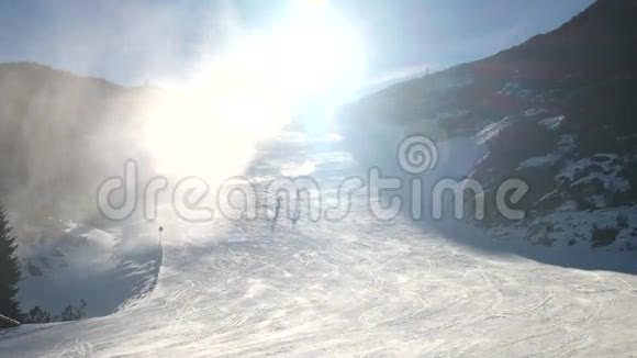 在斜坡上做雪滑雪者靠近雪炮制造新鲜的粉末雪山滑雪场冬季风平浪静视频的预览图