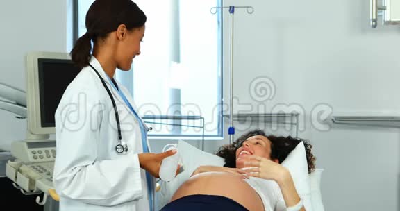 做孕妇超声波扫描的医生视频的预览图