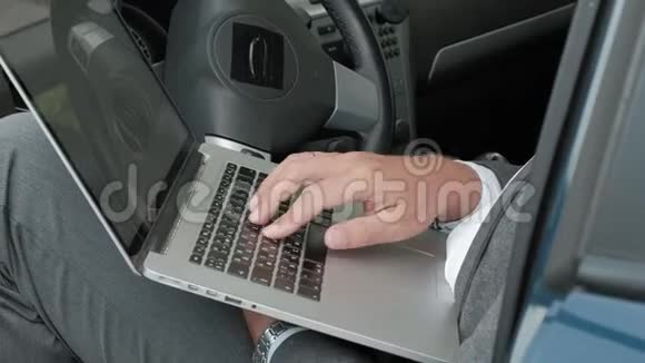 商人在车上用笔记本电脑工作视频的预览图