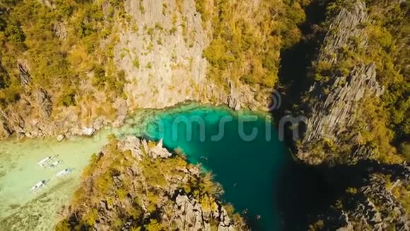 鸟瞰双泻湖大海海滩热带岛屿菲律宾巴拉望布桑加视频的预览图