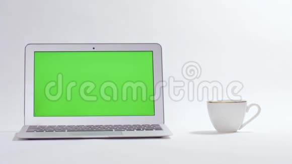 绿茶花在玻璃茶壶中绽放视频的预览图