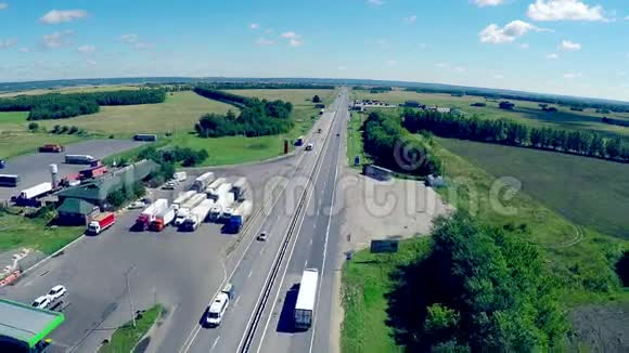 高速公路的空中景观汽车沿着公路行驶加油站酒店和道路服务视频的预览图