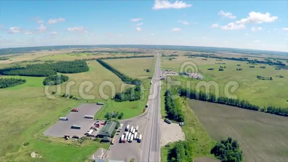 高速公路的空中景观汽车沿着公路行驶加油站酒店和道路服务视频的预览图