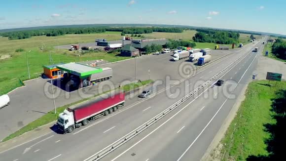 加油站酒店和道路服务高速公路的空中景观汽车沿着公路行驶视频的预览图