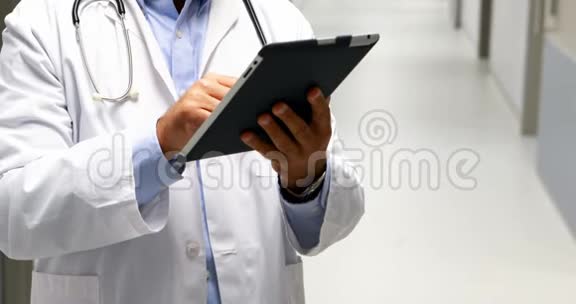医生在走廊里用数字平板电脑视频的预览图