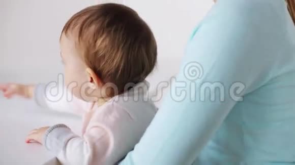 有婴儿和医生的女人视频的预览图