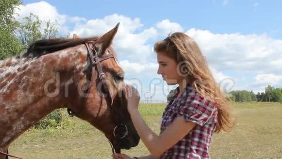 带马的年轻女子视频的预览图