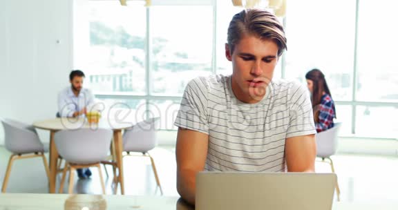 男性主管坐在办公桌上使用笔记本电脑视频的预览图