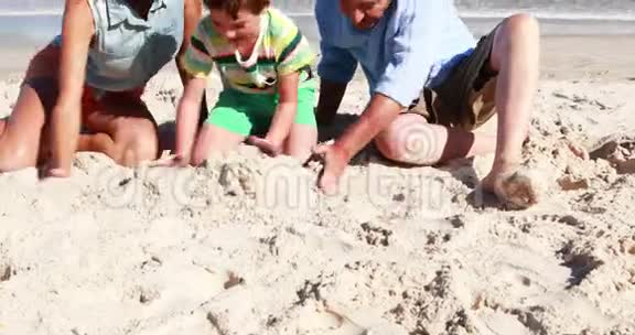快乐的一家人在沙滩上玩耍视频的预览图