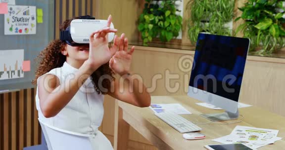 女性高管使用虚拟现实耳机视频的预览图