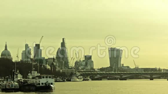 伦敦早晨泰晤士河橙色天空视频的预览图
