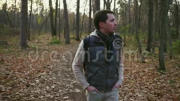 少年走在秋林中视频的预览图