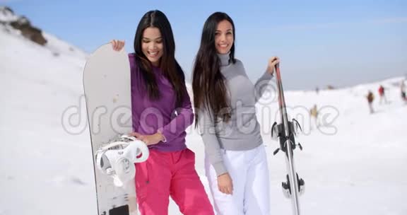 两个在滑雪场有魅力的女性朋友视频的预览图