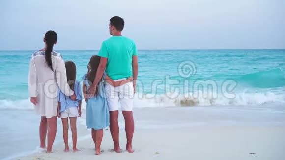 一家人在海滩度假家庭旅行概念视频的预览图