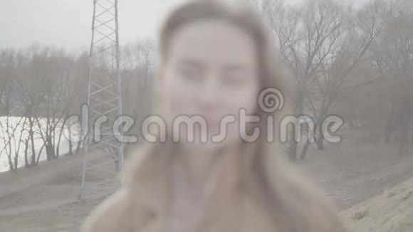 城市环境中迷人的白人种族女性肖像视频的预览图