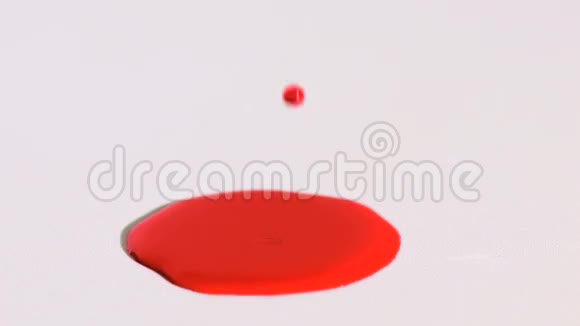 红色液体在超级慢动作中飞溅视频的预览图