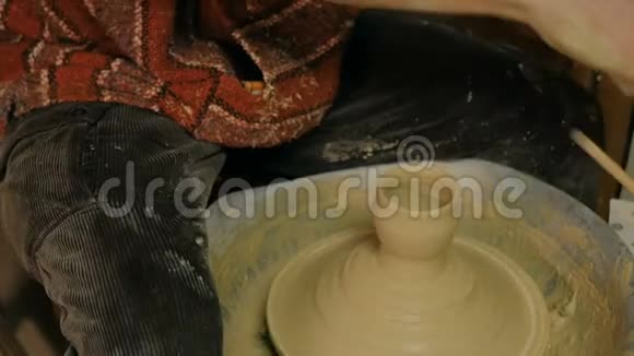 专业男制陶工作坊式陶罐视频的预览图