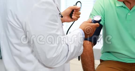 医生检查病人的血压视频的预览图