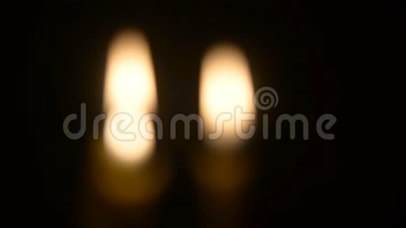 黑色背景的蜡烛视频的预览图