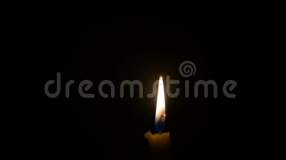 黑色背景的蜡烛视频的预览图