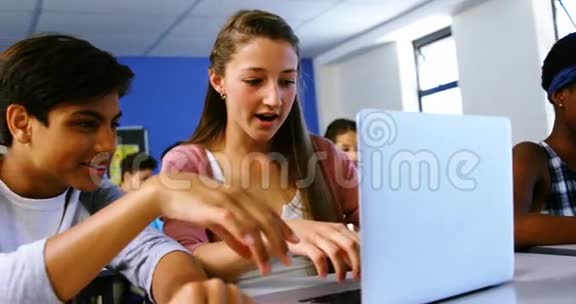 学生在教室里使用笔记本电脑视频的预览图