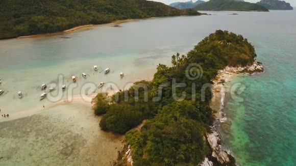 美丽的热带海滩鸟瞰热带岛屿视频的预览图