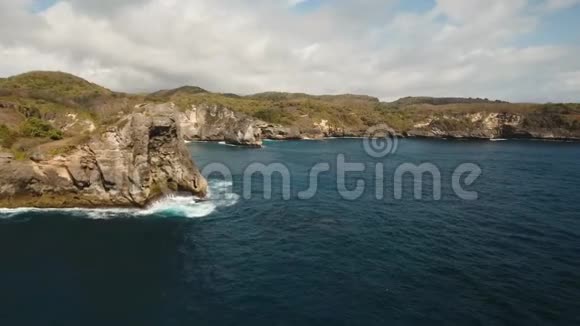 印度尼西亚巴厘NusaPenida的海景悬崖海和海浪视频的预览图