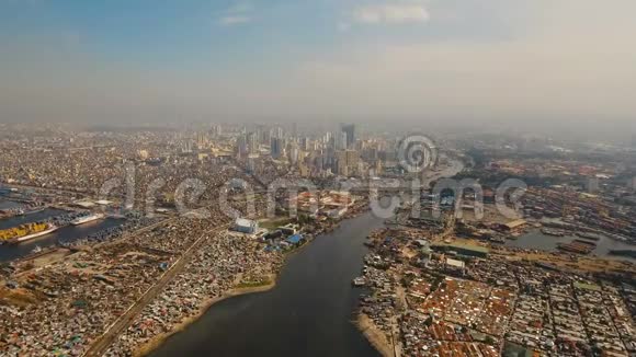 有摩天大楼和建筑物的空中城市菲律宾马尼拉马卡蒂视频的预览图