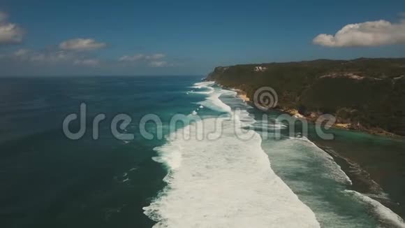 鸟瞰美丽的海滩印度尼西亚巴厘视频的预览图