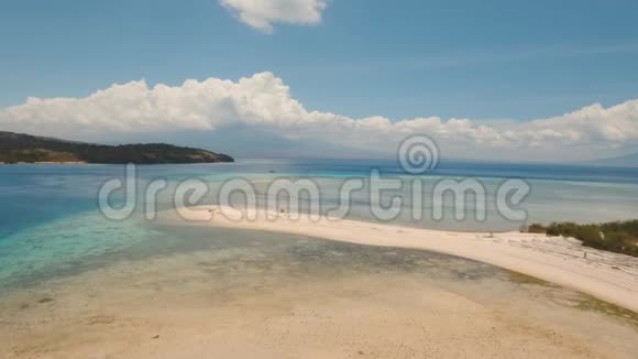 鸟瞰美丽的海滩在热带岛屿门詹根印度尼西亚巴厘视频的预览图