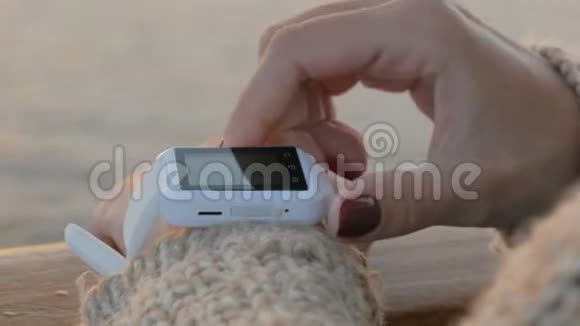 女士使用可穿戴智能手表视频的预览图