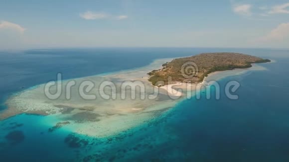 鸟瞰美丽的海滩在热带岛屿门詹根印度尼西亚巴厘视频的预览图