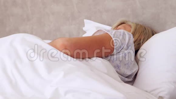 女人睡在床上视频的预览图