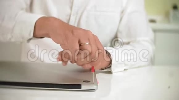一个人正在修理笔记本电脑计算机修复的概念用一个人修理笔记本电脑主板视频的预览图