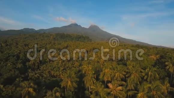 带热带森林的山脉菲律宾Camiguin岛视频的预览图