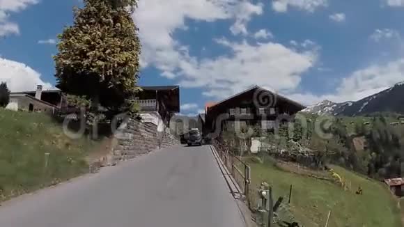 在瑞士山区开车视频的预览图