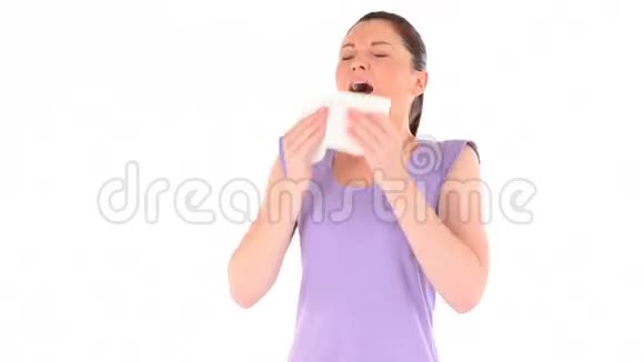 可爱的女人打喷嚏视频的预览图