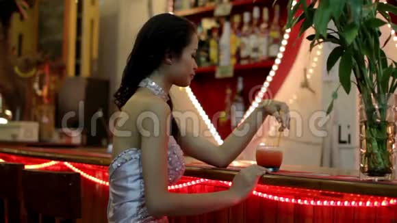 华丽的亚洲女人独自在酒吧视频的预览图
