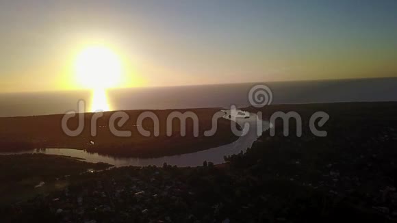 鸟瞰乡村高贾湖野外无人机顶景4KUHD视频视频的预览图