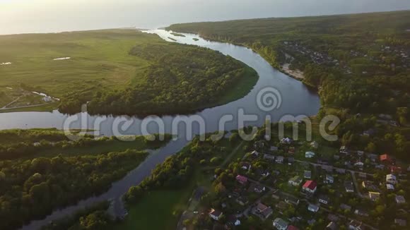 鸟瞰乡村高贾湖野外无人机顶景4KUHD视频视频的预览图