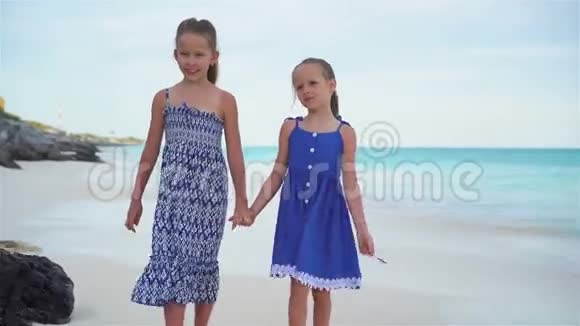 两个小妹妹在白色海滩上海边散步视频的预览图