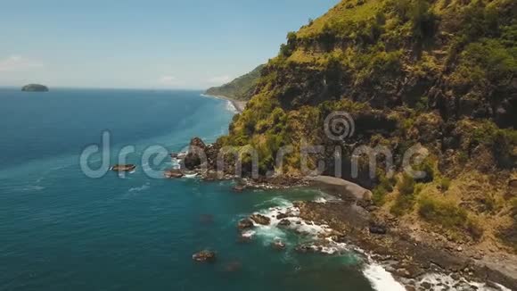 印度尼西亚巴厘岛的海景悬崖大海和海浪视频的预览图