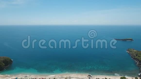 鸟瞰美丽的海滩印度尼西亚巴厘视频的预览图