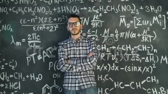 在化学和数学方程式室内部摆姿势的年轻科学家视频的预览图