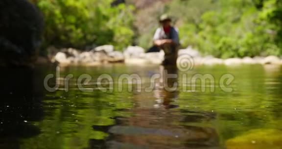 渔夫在河里钓鱼视频的预览图