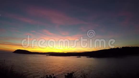 西班牙科斯塔布拉瓦湾美丽的日落视频的预览图